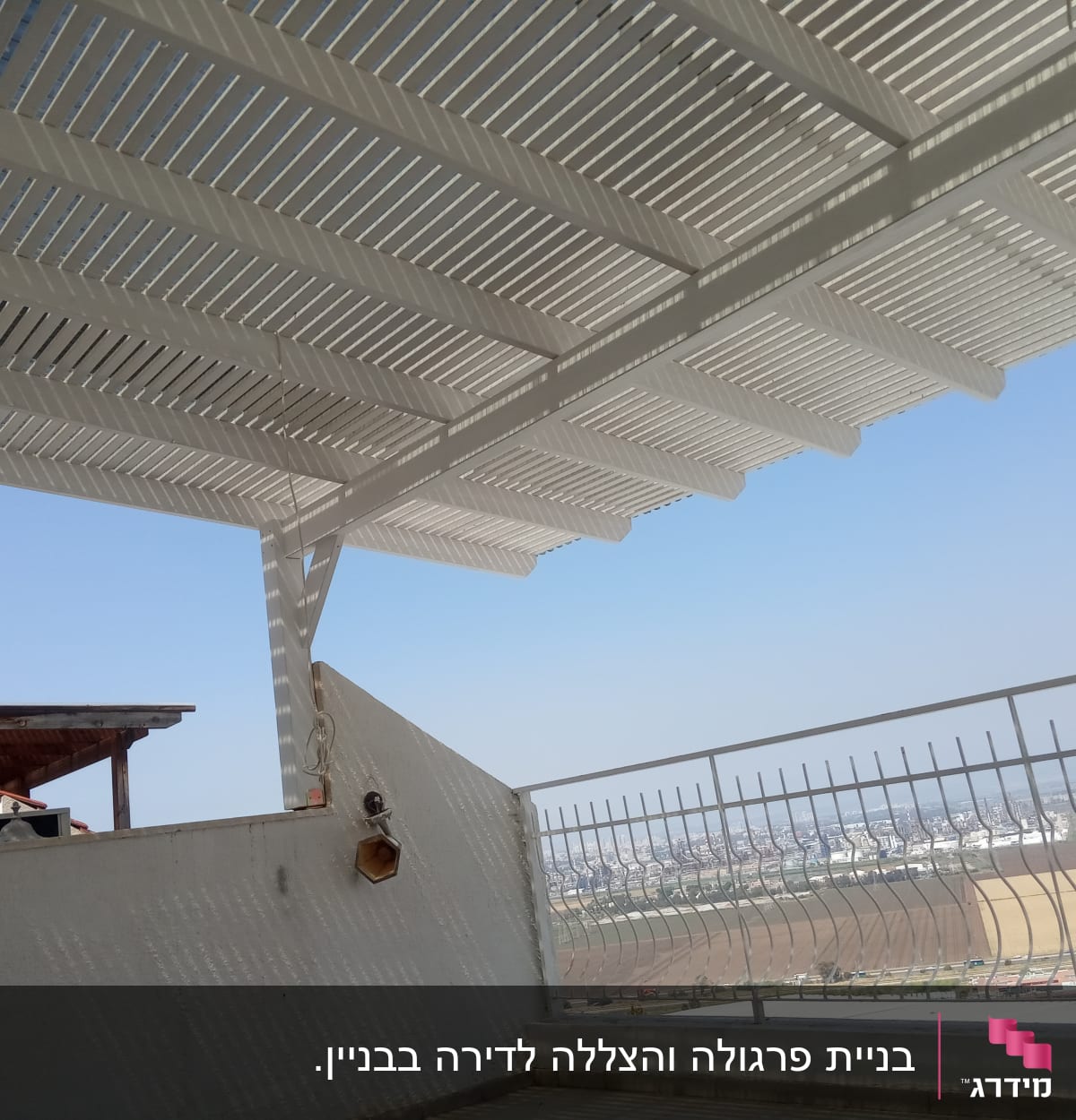 פרגולה לבנה מעץ עם צללים על הקיר